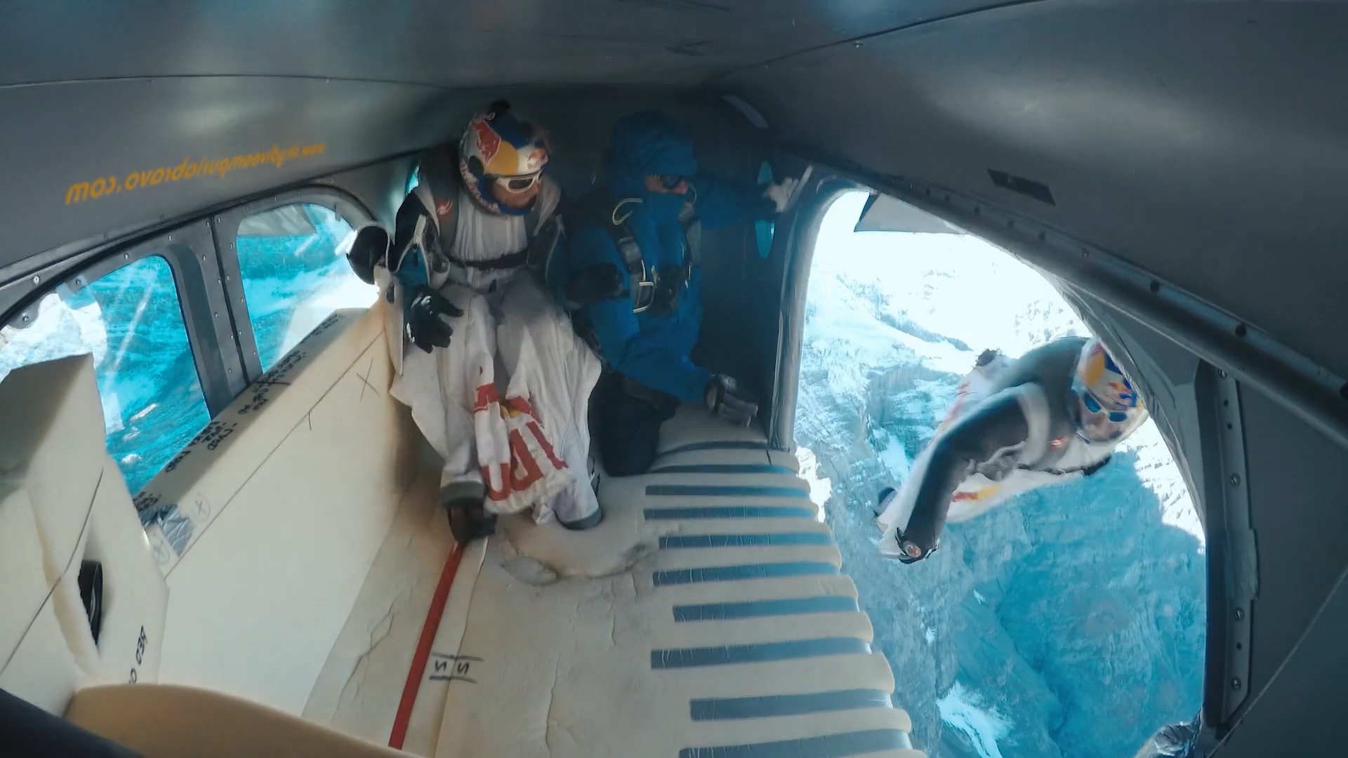 Screenshotter BASEjumpingintoaplanemidairExtendedVersionADoorInTheSky 2’01”