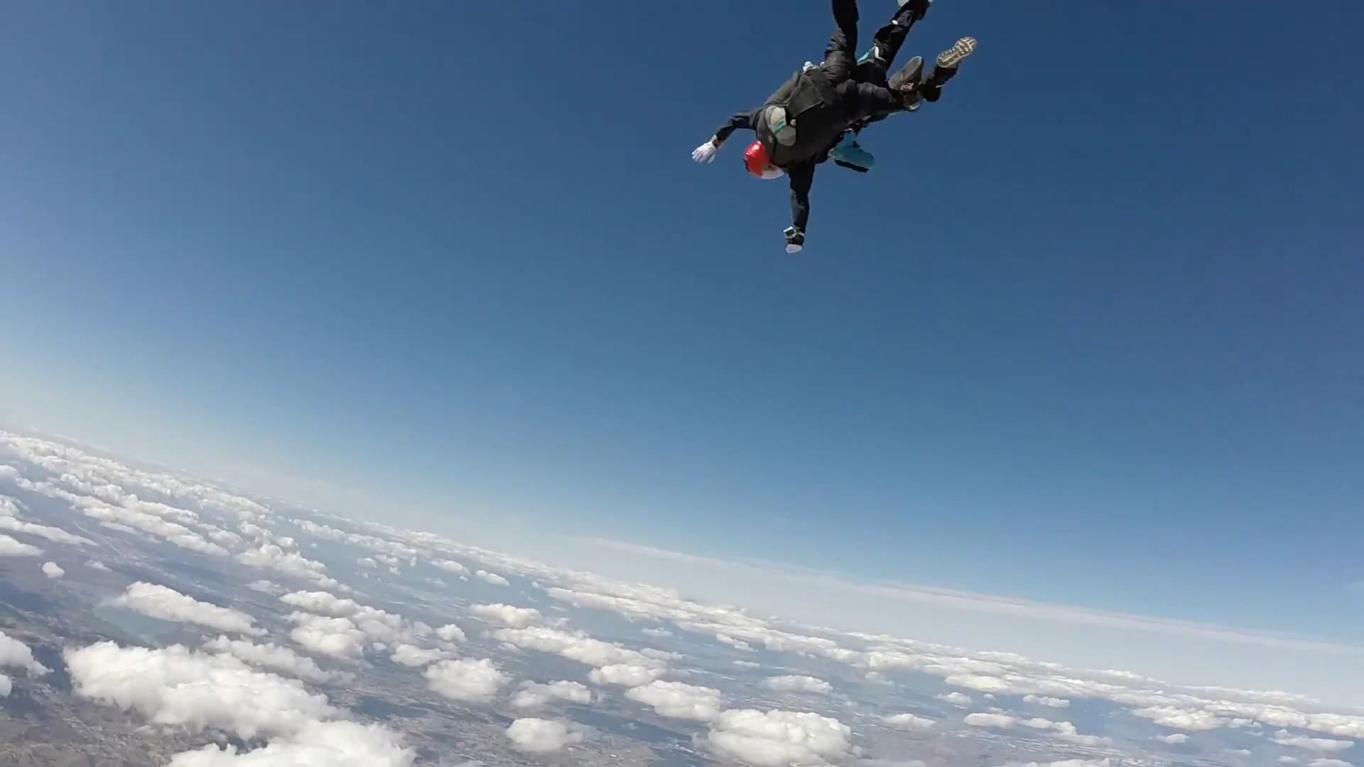 Screenshotter 6FriendsabouttoJumpoffthePlaneSkyDiveatLosAngelesUSA 2’43”