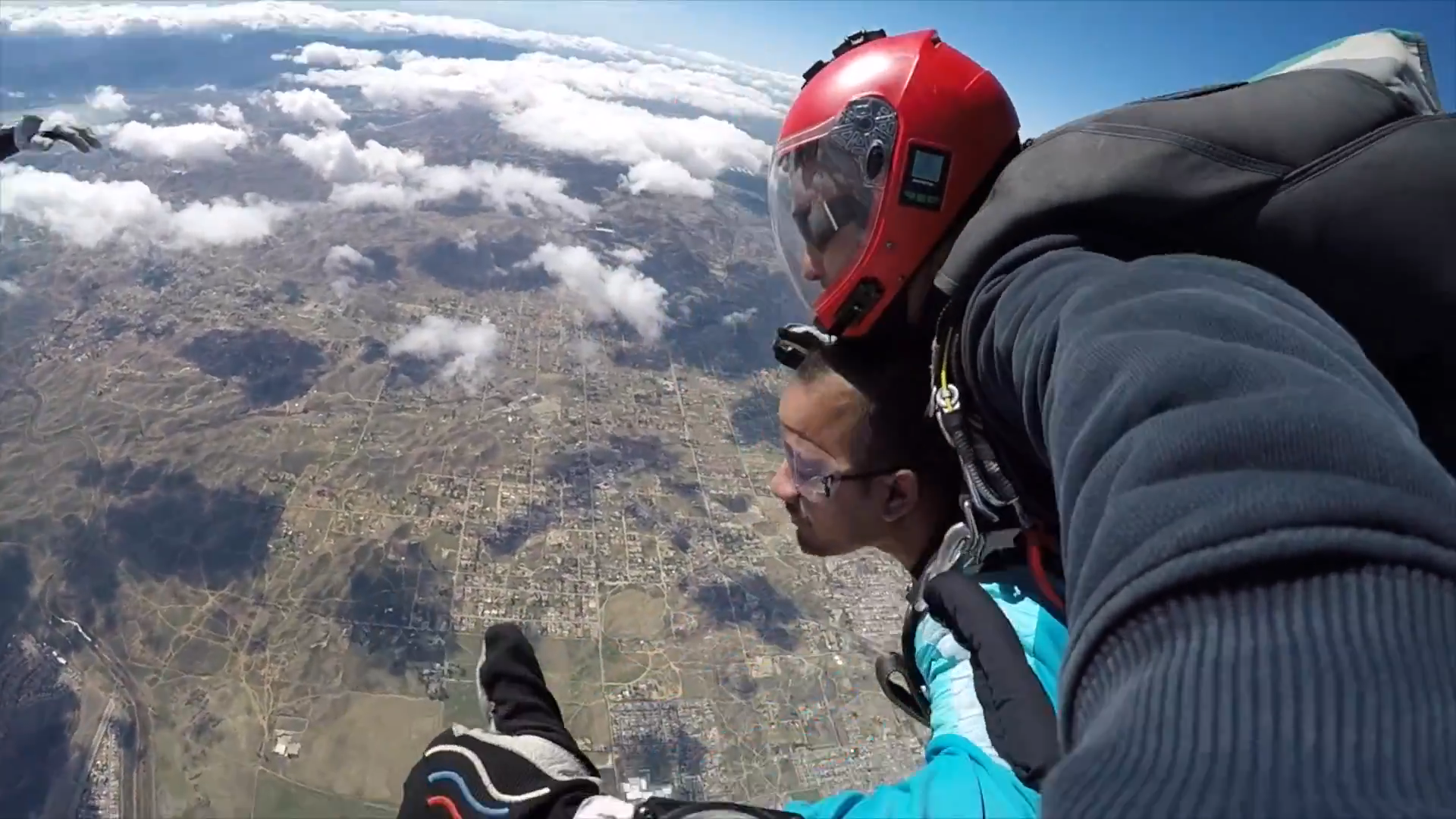 Screenshotter 6FriendsabouttoJumpoffthePlaneSkyDiveatLosAngelesUSA 3&rsquo;32&rdquo;