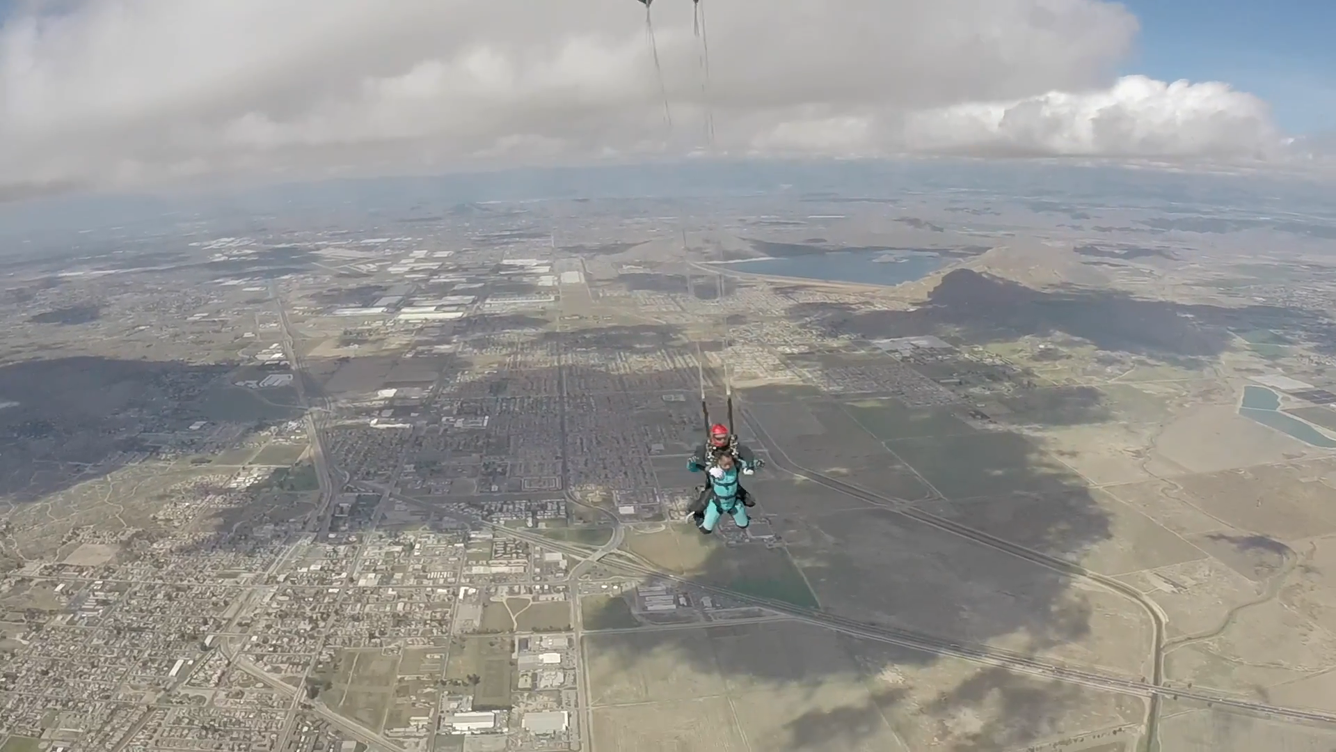 Screenshotter 6FriendsabouttoJumpoffthePlaneSkyDiveatLosAngelesUSA 4&rsquo;01&rdquo;