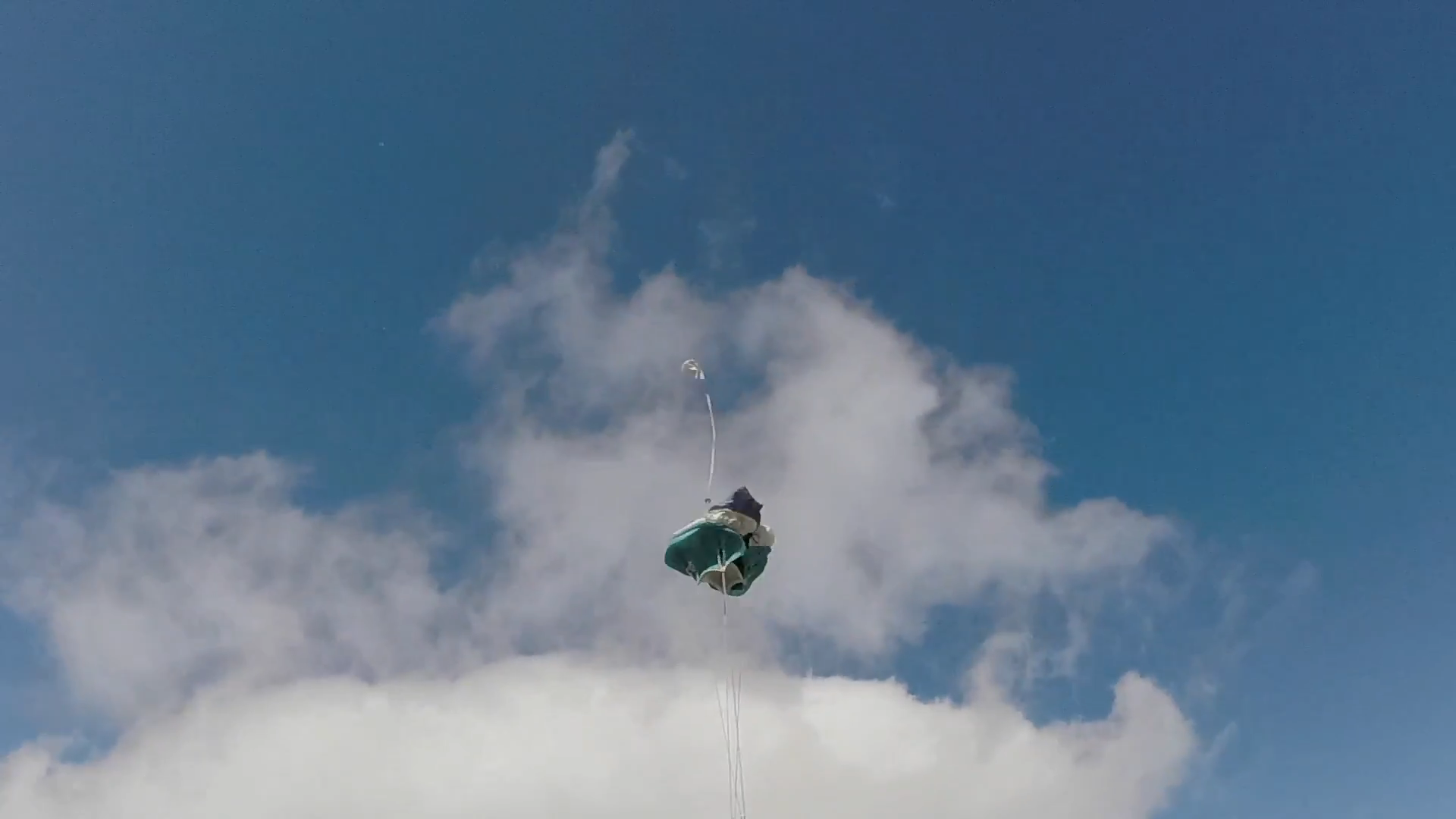 Screenshotter 6FriendsabouttoJumpoffthePlaneSkyDiveatLosAngelesUSA 4&rsquo;13&rdquo;