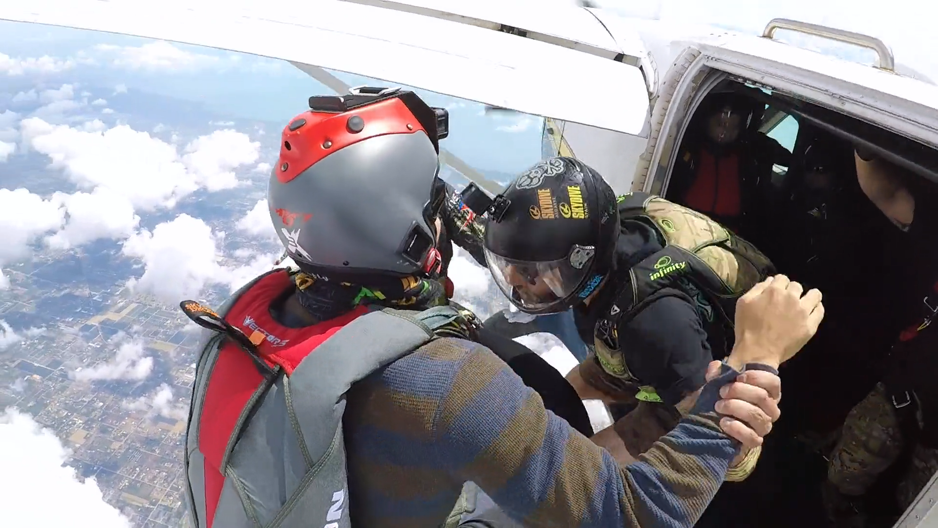 Screenshotter CRISTIANOPIQUETPARAGLIDINGSKYDIVINGSATURDAYSKYDIVEMIAMI 1&rsquo;55&rdquo;