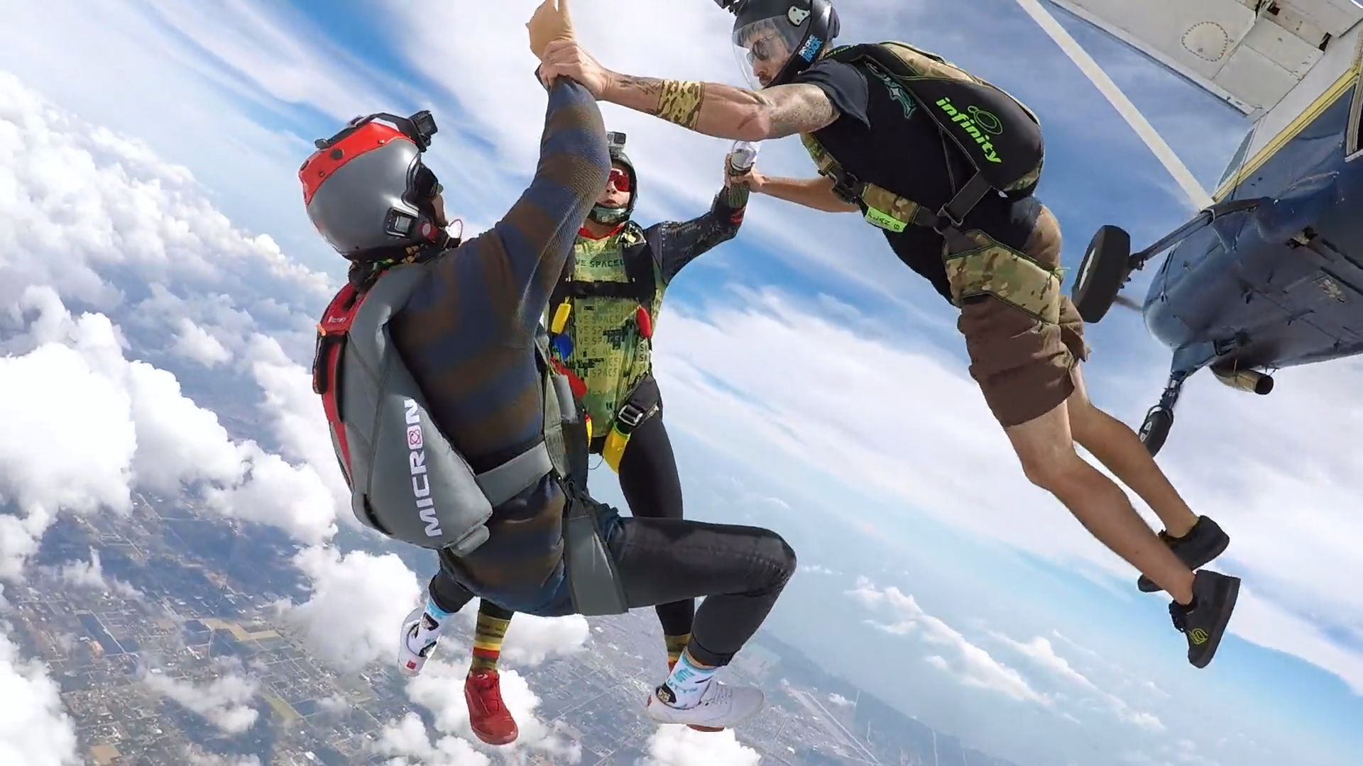 Screenshotter CRISTIANOPIQUETPARAGLIDINGSKYDIVINGSATURDAYSKYDIVEMIAMI 1&rsquo;56&rdquo;