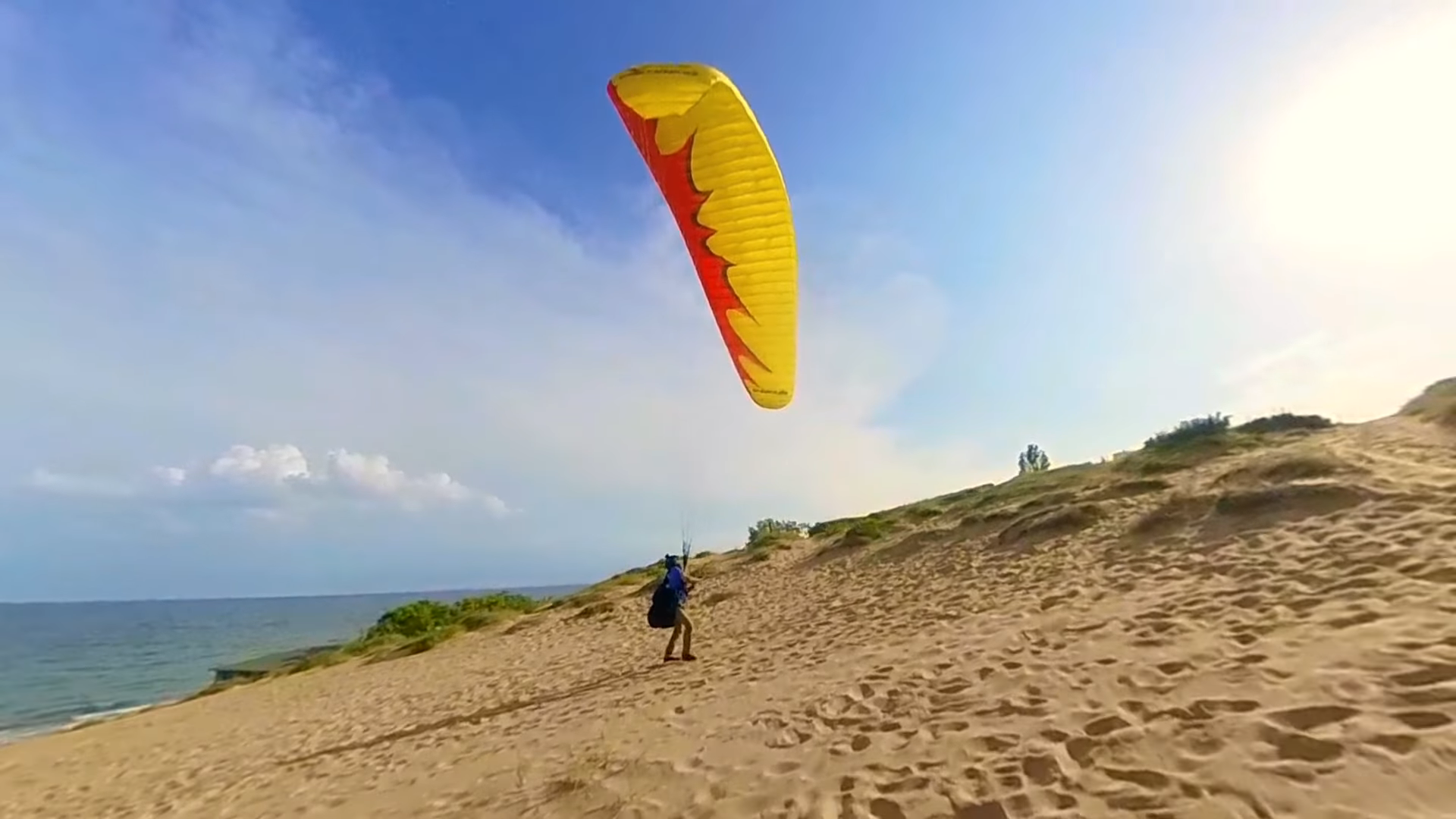 Screenshotter TheBestParaglidingOverSandDunesinNessebar052018 0’14”