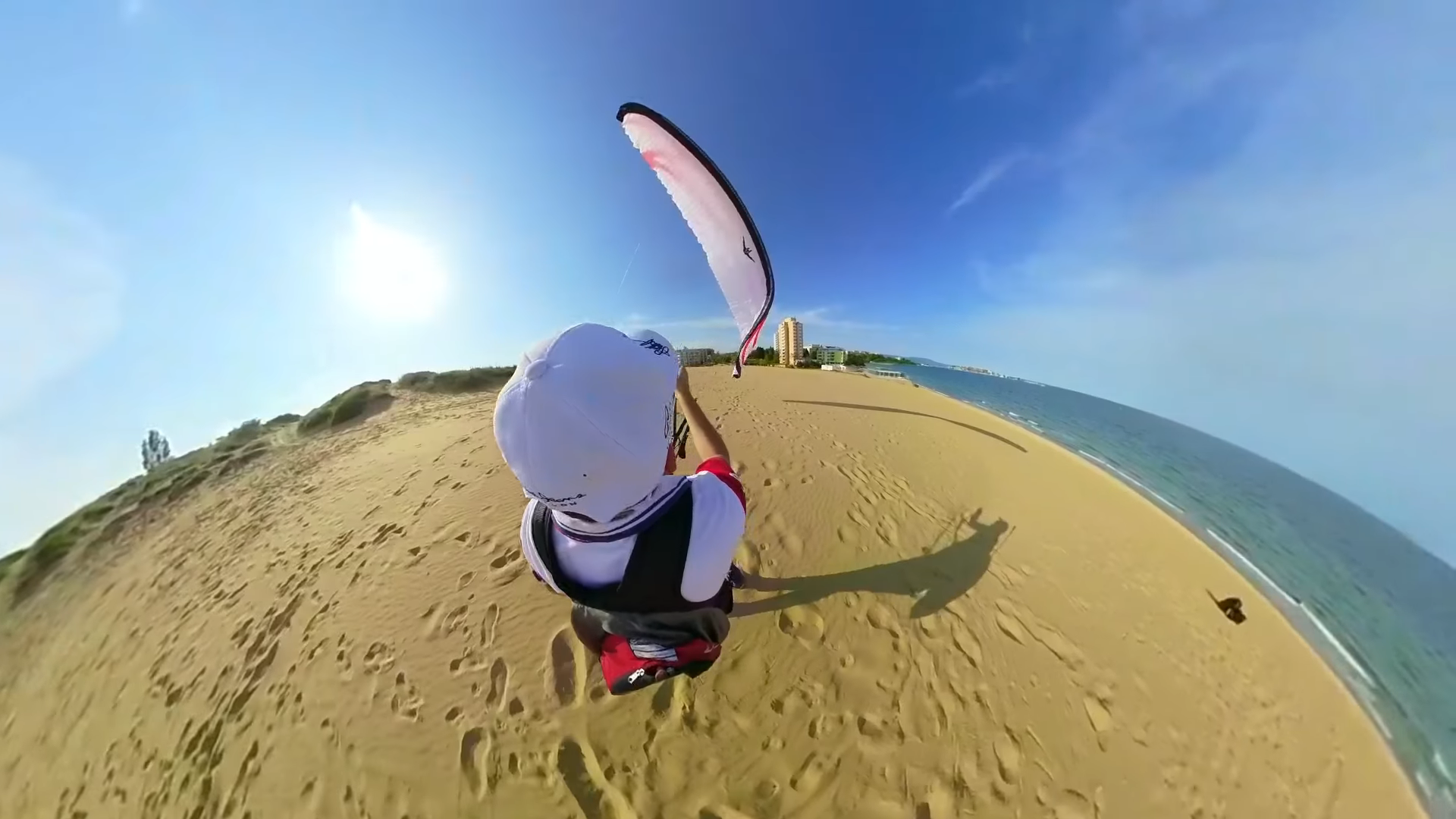 Screenshotter TheBestParaglidingOverSandDunesinNessebar052018 0’16”