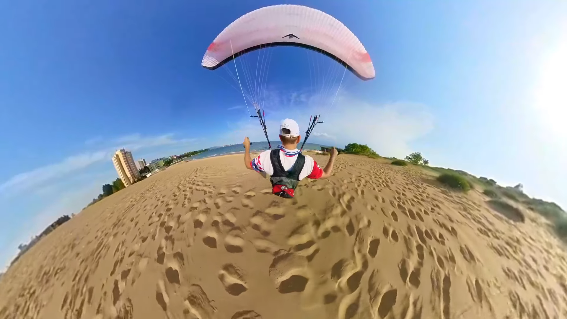 Screenshotter TheBestParaglidingOverSandDunesinNessebar052018 0’17”