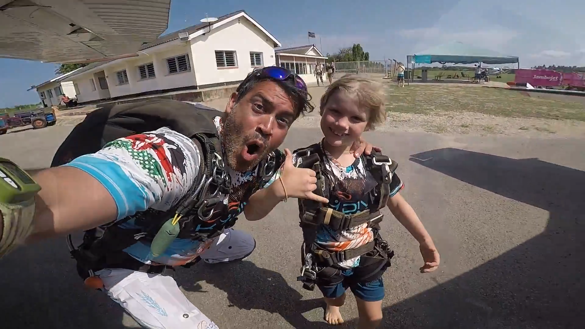 Screenshotter SkydiveDianiMeetLiam7yearsoldandouryoungestjumperyet 1&rsquo;25&rdquo;