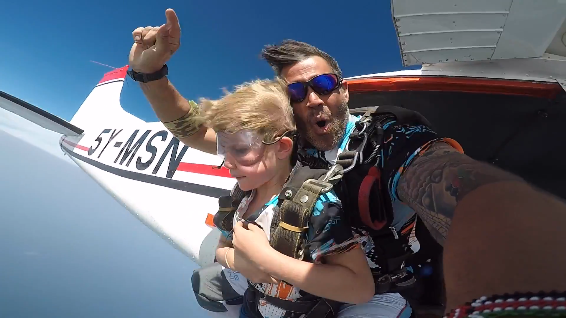 Screenshotter SkydiveDianiMeetLiam7yearsoldandouryoungestjumperyet 3&rsquo;04&rdquo;