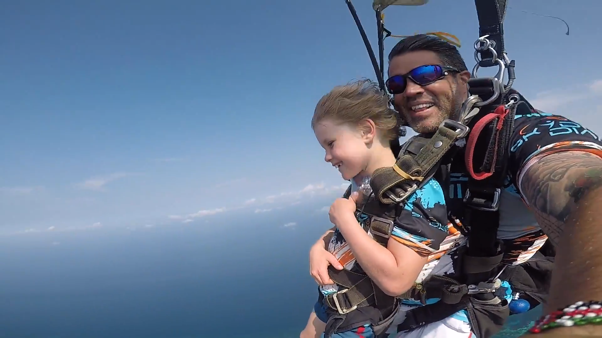 Screenshotter--SkydiveDianiMeetLiam7yearsoldandouryoungestjumperyet-4’02” Screenshotter SkydiveDianiMeetLiam7yearsoldandouryoungestjumperyet 4’02”