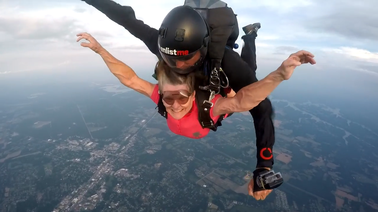Screenshotter SkydiveTennesseeSueWhite 5&rsquo;27&rdquo;
