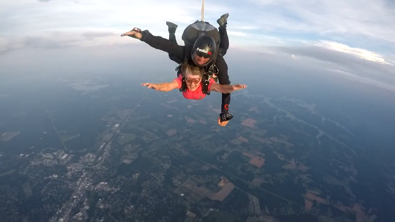 Screenshotter SkydiveTennesseeSueWhite 5’00”